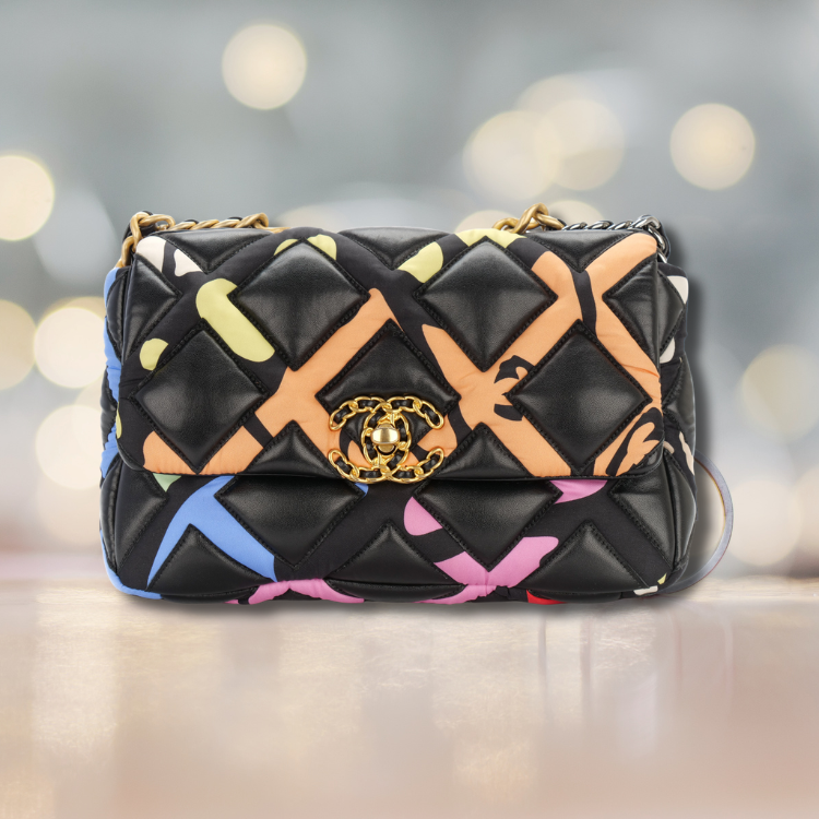 Tweed, Leather, and More – Material Highlights of the Chanel 19